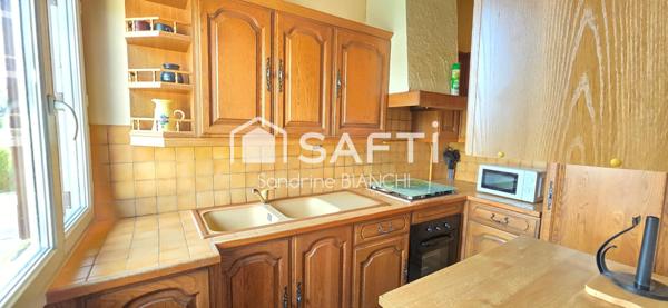 Maison individuelle de plain-pied et jardin arboré