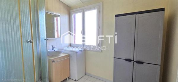 Maison individuelle de plain-pied et jardin arboré