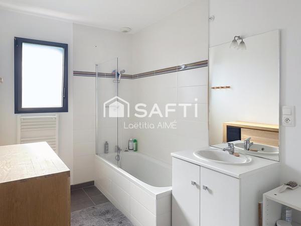 MAISON RECENTE 4 CHAMBRES AVEC VIE DE PLAIN PIED, JARDIN, TERRASSE BOIS ET SPA & GARAGE - ANGOULINS