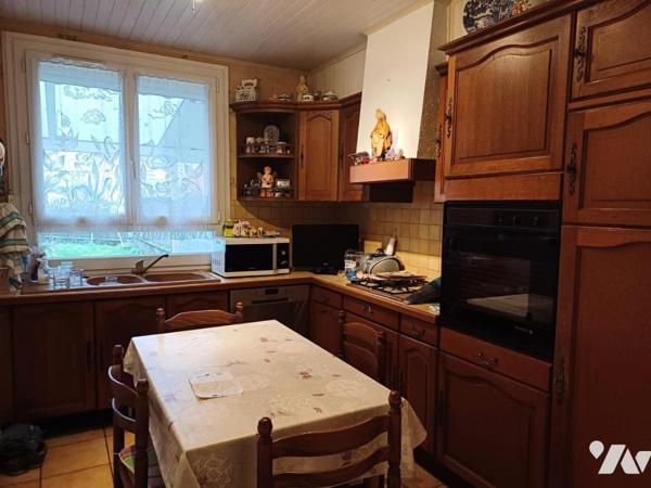 A VENDRE à REZE "Le Landreau" - Maison T4 d'env. 73,6m2 hab. à rénover + garage sur terrain de 215m2