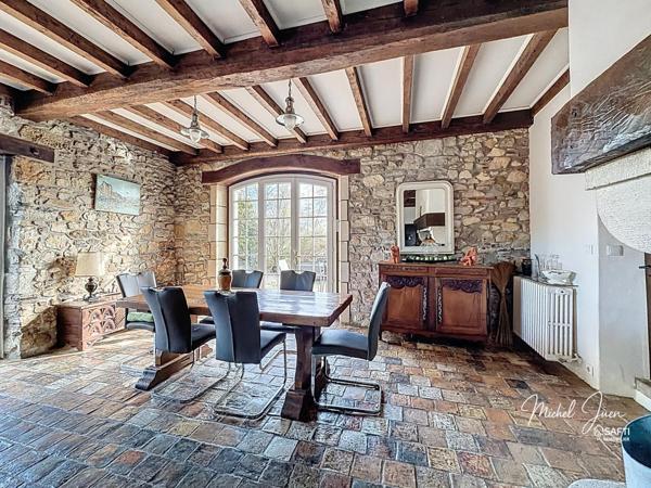 Maison de caractère avec beaux volumes, au cœur d’un environnement rare