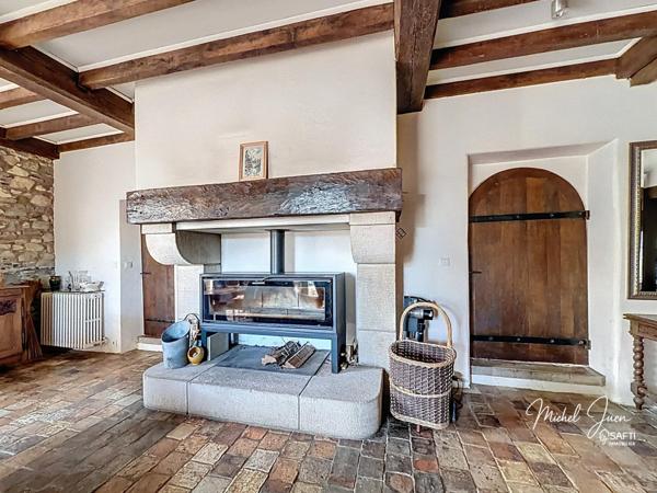 Maison de caractère avec beaux volumes, au cœur d’un environnement rare