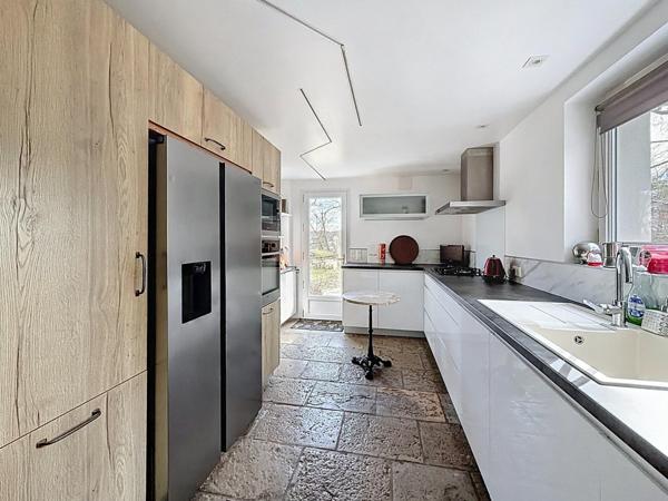 Maison de caractère avec beaux volumes, au cœur d’un environnement rare