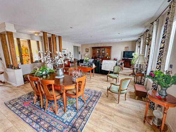 Appartement à vendre    5 pièces • 321,47 m2 Saint-Quentin