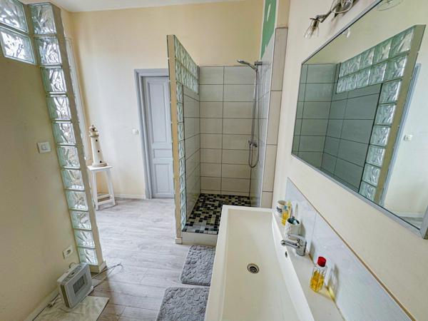 Appartement à vendre    5 pièces • 321,47 m2 Saint-Quentin