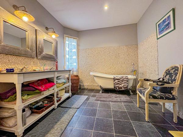 Appartement à vendre    5 pièces • 321,47 m2 Saint-Quentin