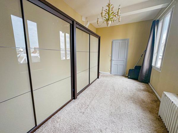 Appartement à vendre    5 pièces • 321,47 m2 Saint-Quentin