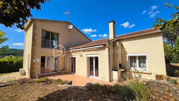 À Bagnols-sur-Cèze (30200), proche à pied de toutes les commodités, venez découvrir cette maison T5 de plus de 127,54 m² comprenant des chambres en RDC, une suite parentale, un grand garage, le tout sur un terrain clos de 722 m².
La maison se compose ainsi :
- Une entrée
- Un grand salon/séjour avec cheminée et climatisation réversible
- Une cuisine
- Deux chambres avec placards
- Une salle d'eau
- Un WC indépendant
À l'étage :
- Une suite parentale avec salle de bain et WC indépendant
- De l'autre côté de la maison, vous trouverez une quatrième chambre, idéale pour un bureau, des invités ou un espace indépendant.
La maison dispose également d'une très grande buanderie de plus de 12 m² ainsi que d'un grand garage de 34 m².
Côté confort : menuiseries double vitrage en PVC, moustiquaires, volets roulants électriques et climatisations réversibles.
À l'extérieur, vous profiterez d'un jardin aménagé autour d'une agréable terrasse équipée d'un store banne électrique installé en 2025.
Pour plus d'informations et planifier votre visite, contactez dès à présent Colline RIGAUT au O7 69 77 44 19