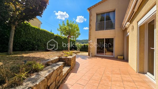 À Bagnols-sur-Cèze (30200), proche à pied de toutes les commodités, venez découvrir cette maison T5 de plus de 127,54 m² comprenant des chambres en RDC, une suite parentale, un grand garage, le tout sur un terrain clos de 722 m².
La maison se compose ainsi :
- Une entrée
- Un grand salon/séjour avec cheminée et climatisation réversible
- Une cuisine
- Deux chambres avec placards
- Une salle d'eau
- Un WC indépendant
À l'étage :
- Une suite parentale avec salle de bain et WC indépendant
- De l'autre côté de la maison, vous trouverez une quatrième chambre, idéale pour un bureau, des invités ou un espace indépendant.
La maison dispose également d'une très grande buanderie de plus de 12 m² ainsi que d'un grand garage de 34 m².
Côté confort : menuiseries double vitrage en PVC, moustiquaires, volets roulants électriques et climatisations réversibles.
À l'extérieur, vous profiterez d'un jardin aménagé autour d'une agréable terrasse équipée d'un store banne électrique installé en 2025.
Pour plus d'informations et planifier votre visite, contactez dès à présent Colline RIGAUT au O7 69 77 44 19