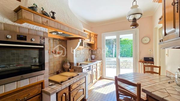 À Bagnols-sur-Cèze (30200), proche à pied de toutes les commodités, venez découvrir cette maison T5 de plus de 127,54 m² comprenant des chambres en RDC, une suite parentale, un grand garage, le tout sur un terrain clos de 722 m².
La maison se compose ainsi :
- Une entrée
- Un grand salon/séjour avec cheminée et climatisation réversible
- Une cuisine
- Deux chambres avec placards
- Une salle d'eau
- Un WC indépendant
À l'étage :
- Une suite parentale avec salle de bain et WC indépendant
- De l'autre côté de la maison, vous trouverez une quatrième chambre, idéale pour un bureau, des invités ou un espace indépendant.
La maison dispose également d'une très grande buanderie de plus de 12 m² ainsi que d'un grand garage de 34 m².
Côté confort : menuiseries double vitrage en PVC, moustiquaires, volets roulants électriques et climatisations réversibles.
À l'extérieur, vous profiterez d'un jardin aménagé autour d'une agréable terrasse équipée d'un store banne électrique installé en 2025.
Pour plus d'informations et planifier votre visite, contactez dès à présent Colline RIGAUT au O7 69 77 44 19