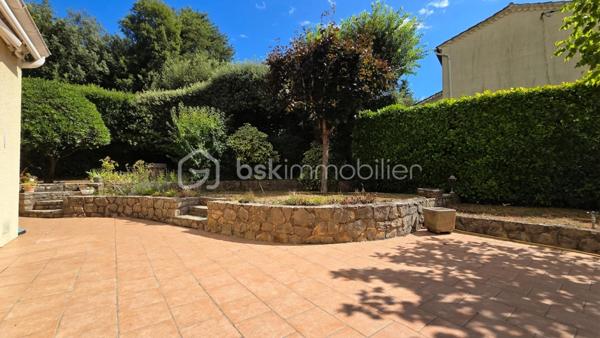 À Bagnols-sur-Cèze (30200), proche à pied de toutes les commodités, venez découvrir cette maison T5 de plus de 127,54 m² comprenant des chambres en RDC, une suite parentale, un grand garage, le tout sur un terrain clos de 722 m².
La maison se compose ainsi :
- Une entrée
- Un grand salon/séjour avec cheminée et climatisation réversible
- Une cuisine
- Deux chambres avec placards
- Une salle d'eau
- Un WC indépendant
À l'étage :
- Une suite parentale avec salle de bain et WC indépendant
- De l'autre côté de la maison, vous trouverez une quatrième chambre, idéale pour un bureau, des invités ou un espace indépendant.
La maison dispose également d'une très grande buanderie de plus de 12 m² ainsi que d'un grand garage de 34 m².
Côté confort : menuiseries double vitrage en PVC, moustiquaires, volets roulants électriques et climatisations réversibles.
À l'extérieur, vous profiterez d'un jardin aménagé autour d'une agréable terrasse équipée d'un store banne électrique installé en 2025.
Pour plus d'informations et planifier votre visite, contactez dès à présent Colline RIGAUT au O7 69 77 44 19