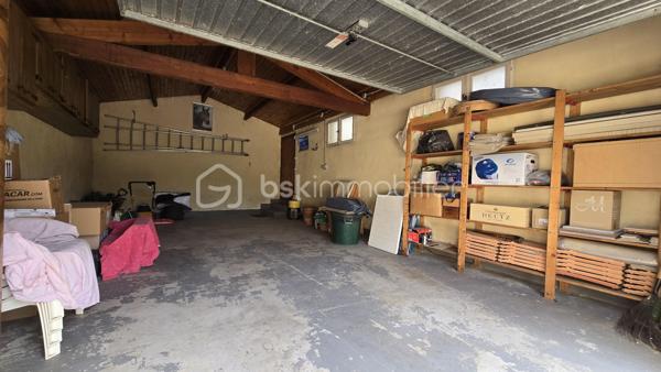 À Bagnols-sur-Cèze (30200), proche à pied de toutes les commodités, venez découvrir cette maison T5 de plus de 127,54 m² comprenant des chambres en RDC, une suite parentale, un grand garage, le tout sur un terrain clos de 722 m².
La maison se compose ainsi :
- Une entrée
- Un grand salon/séjour avec cheminée et climatisation réversible
- Une cuisine
- Deux chambres avec placards
- Une salle d'eau
- Un WC indépendant
À l'étage :
- Une suite parentale avec salle de bain et WC indépendant
- De l'autre côté de la maison, vous trouverez une quatrième chambre, idéale pour un bureau, des invités ou un espace indépendant.
La maison dispose également d'une très grande buanderie de plus de 12 m² ainsi que d'un grand garage de 34 m².
Côté confort : menuiseries double vitrage en PVC, moustiquaires, volets roulants électriques et climatisations réversibles.
À l'extérieur, vous profiterez d'un jardin aménagé autour d'une agréable terrasse équipée d'un store banne électrique installé en 2025.
Pour plus d'informations et planifier votre visite, contactez dès à présent Colline RIGAUT au O7 69 77 44 19