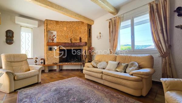 À Bagnols-sur-Cèze (30200), proche à pied de toutes les commodités, venez découvrir cette maison T5 de plus de 127,54 m² comprenant des chambres en RDC, une suite parentale, un grand garage, le tout sur un terrain clos de 722 m².
La maison se compose ainsi :
- Une entrée
- Un grand salon/séjour avec cheminée et climatisation réversible
- Une cuisine
- Deux chambres avec placards
- Une salle d'eau
- Un WC indépendant
À l'étage :
- Une suite parentale avec salle de bain et WC indépendant
- De l'autre côté de la maison, vous trouverez une quatrième chambre, idéale pour un bureau, des invités ou un espace indépendant.
La maison dispose également d'une très grande buanderie de plus de 12 m² ainsi que d'un grand garage de 34 m².
Côté confort : menuiseries double vitrage en PVC, moustiquaires, volets roulants électriques et climatisations réversibles.
À l'extérieur, vous profiterez d'un jardin aménagé autour d'une agréable terrasse équipée d'un store banne électrique installé en 2025.
Pour plus d'informations et planifier votre visite, contactez dès à présent Colline RIGAUT au O7 69 77 44 19