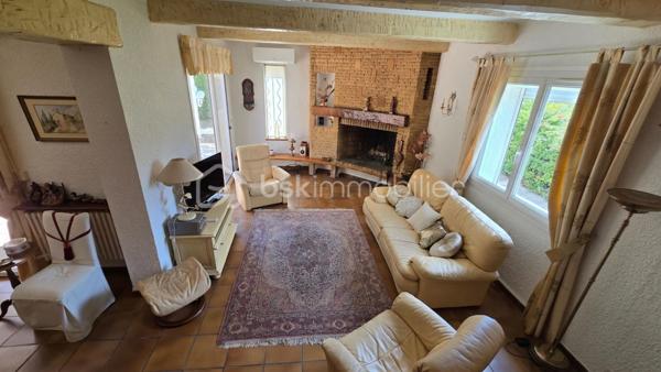 À Bagnols-sur-Cèze (30200), proche à pied de toutes les commodités, venez découvrir cette maison T5 de plus de 127,54 m² comprenant des chambres en RDC, une suite parentale, un grand garage, le tout sur un terrain clos de 722 m².
La maison se compose ainsi :
- Une entrée
- Un grand salon/séjour avec cheminée et climatisation réversible
- Une cuisine
- Deux chambres avec placards
- Une salle d'eau
- Un WC indépendant
À l'étage :
- Une suite parentale avec salle de bain et WC indépendant
- De l'autre côté de la maison, vous trouverez une quatrième chambre, idéale pour un bureau, des invités ou un espace indépendant.
La maison dispose également d'une très grande buanderie de plus de 12 m² ainsi que d'un grand garage de 34 m².
Côté confort : menuiseries double vitrage en PVC, moustiquaires, volets roulants électriques et climatisations réversibles.
À l'extérieur, vous profiterez d'un jardin aménagé autour d'une agréable terrasse équipée d'un store banne électrique installé en 2025.
Pour plus d'informations et planifier votre visite, contactez dès à présent Colline RIGAUT au O7 69 77 44 19