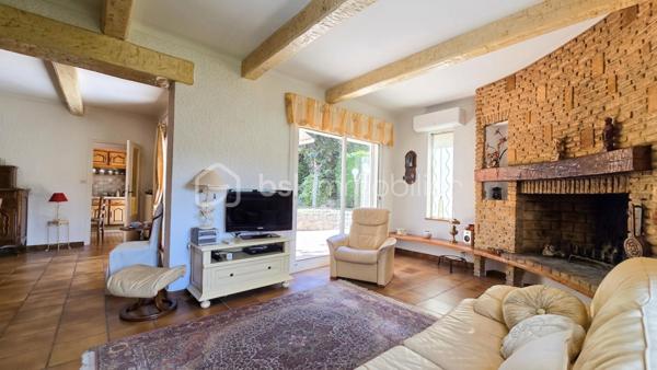 À Bagnols-sur-Cèze (30200), proche à pied de toutes les commodités, venez découvrir cette maison T5 de plus de 127,54 m² comprenant des chambres en RDC, une suite parentale, un grand garage, le tout sur un terrain clos de 722 m².
La maison se compose ainsi :
- Une entrée
- Un grand salon/séjour avec cheminée et climatisation réversible
- Une cuisine
- Deux chambres avec placards
- Une salle d'eau
- Un WC indépendant
À l'étage :
- Une suite parentale avec salle de bain et WC indépendant
- De l'autre côté de la maison, vous trouverez une quatrième chambre, idéale pour un bureau, des invités ou un espace indépendant.
La maison dispose également d'une très grande buanderie de plus de 12 m² ainsi que d'un grand garage de 34 m².
Côté confort : menuiseries double vitrage en PVC, moustiquaires, volets roulants électriques et climatisations réversibles.
À l'extérieur, vous profiterez d'un jardin aménagé autour d'une agréable terrasse équipée d'un store banne électrique installé en 2025.
Pour plus d'informations et planifier votre visite, contactez dès à présent Colline RIGAUT au O7 69 77 44 19
