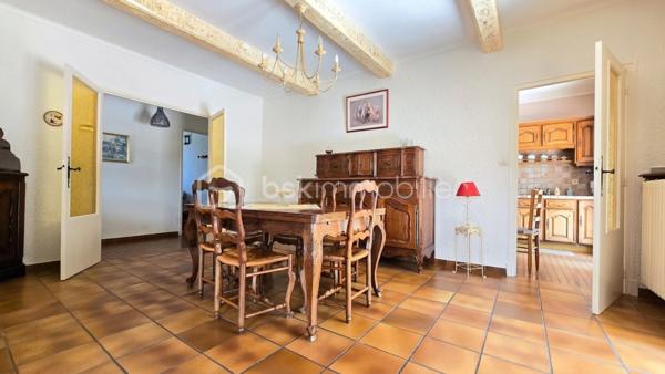 À Bagnols-sur-Cèze (30200), proche à pied de toutes les commodités, venez découvrir cette maison T5 de plus de 127,54 m² comprenant des chambres en RDC, une suite parentale, un grand garage, le tout sur un terrain clos de 722 m².
La maison se compose ainsi :
- Une entrée
- Un grand salon/séjour avec cheminée et climatisation réversible
- Une cuisine
- Deux chambres avec placards
- Une salle d'eau
- Un WC indépendant
À l'étage :
- Une suite parentale avec salle de bain et WC indépendant
- De l'autre côté de la maison, vous trouverez une quatrième chambre, idéale pour un bureau, des invités ou un espace indépendant.
La maison dispose également d'une très grande buanderie de plus de 12 m² ainsi que d'un grand garage de 34 m².
Côté confort : menuiseries double vitrage en PVC, moustiquaires, volets roulants électriques et climatisations réversibles.
À l'extérieur, vous profiterez d'un jardin aménagé autour d'une agréable terrasse équipée d'un store banne électrique installé en 2025.
Pour plus d'informations et planifier votre visite, contactez dès à présent Colline RIGAUT au O7 69 77 44 19