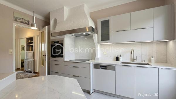 À Bagnols-sur-Cèze (30200), proche à pied de toutes les commodités, venez découvrir cette maison T5 de plus de 127,54 m² comprenant des chambres en RDC, une suite parentale, un grand garage, le tout sur un terrain clos de 722 m².
La maison se compose ainsi :
- Une entrée
- Un grand salon/séjour avec cheminée et climatisation réversible
- Une cuisine
- Deux chambres avec placards
- Une salle d'eau
- Un WC indépendant
À l'étage :
- Une suite parentale avec salle de bain et WC indépendant
- De l'autre côté de la maison, vous trouverez une quatrième chambre, idéale pour un bureau, des invités ou un espace indépendant.
La maison dispose également d'une très grande buanderie de plus de 12 m² ainsi que d'un grand garage de 34 m².
Côté confort : menuiseries double vitrage en PVC, moustiquaires, volets roulants électriques et climatisations réversibles.
À l'extérieur, vous profiterez d'un jardin aménagé autour d'une agréable terrasse équipée d'un store banne électrique installé en 2025.
Pour plus d'informations et planifier votre visite, contactez dès à présent Colline RIGAUT au O7 69 77 44 19