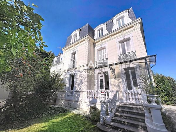 Mansard XIXe avec grand jardin à Montmorency.