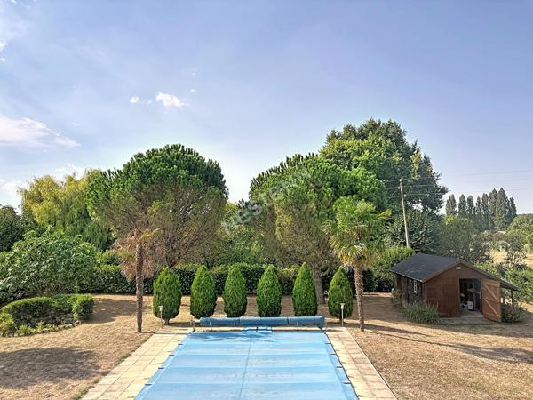 Maison familiale à vendre Soulaire et Bourg 150 m² - 4 chambres - bureau - piscine