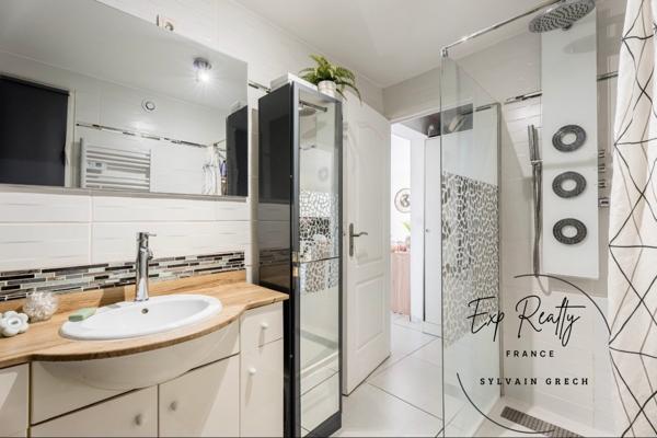 magnifique Bas de villa + piscine + 2 places de parking