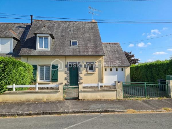 35460 MAEN ROCH- CENTRE BOURG- 

À découvrir sans tarder !
Située dans un environnement agréable, proche de toutes les commodités cette maison mitoyenne d’un seul côté, construite en 1975, offre un cadre de vie confortable et fonctionnel. Bien entretenue et ne nécessitant aucun travaux, elle bénéficie d’une bonne performance énergétique (DPE C).

D’une surface parfaitement agencée, elle se compose :

Au rez-de-chaussée :
Une entrée
Un séjour lumineux avec accès direct au jardin
Une cuisine indépendante aménagée
Une buanderie
Un WC indépendant
Un garage attenant

À l’étage :

Un couloir desservant trois chambres
Une salle d’eau avec WC

La maison est équipée du chauffage au gaz de ville, de fenêtres en double vitrage et est raccordée au tout-à-l’égout.

À l’extérieur, vous profiterez d’un terrain de 545 m², idéal pour les moments en famille, les repas en extérieur ou les projets de jardinage.

Les + :

Maison familiale
3 chambres
Terrain de 545 m²
Garage attenant
Jardin avec accès depuis le séjour
Double vitrage
Chauffage gaz de ville
Tout-à-l’égout
DPE classé C
Aucun travaux à prévoir

Une maison fonctionnelle et prête à vivre, idéale pour une famille à la recherche d’un bien confortable et sans travaux.

À visiter rapidement ! Votre contact Nadège GARAVAGLIA EI  n.garavaglia@bskimmobilier.com  0672628487