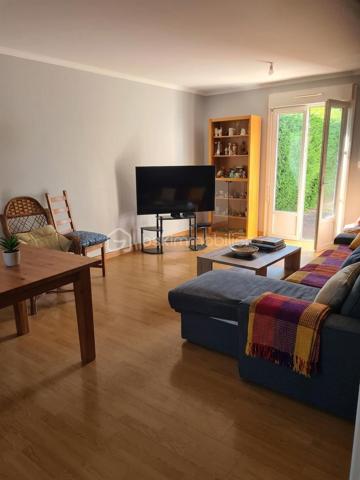 35460 MAEN ROCH- CENTRE BOURG- 

À découvrir sans tarder !
Située dans un environnement agréable, proche de toutes les commodités cette maison mitoyenne d’un seul côté, construite en 1975, offre un cadre de vie confortable et fonctionnel. Bien entretenue et ne nécessitant aucun travaux, elle bénéficie d’une bonne performance énergétique (DPE C).

D’une surface parfaitement agencée, elle se compose :

Au rez-de-chaussée :
Une entrée
Un séjour lumineux avec accès direct au jardin
Une cuisine indépendante aménagée
Une buanderie
Un WC indépendant
Un garage attenant

À l’étage :

Un couloir desservant trois chambres
Une salle d’eau avec WC

La maison est équipée du chauffage au gaz de ville, de fenêtres en double vitrage et est raccordée au tout-à-l’égout.

À l’extérieur, vous profiterez d’un terrain de 545 m², idéal pour les moments en famille, les repas en extérieur ou les projets de jardinage.

Les + :

Maison familiale
3 chambres
Terrain de 545 m²
Garage attenant
Jardin avec accès depuis le séjour
Double vitrage
Chauffage gaz de ville
Tout-à-l’égout
DPE classé C
Aucun travaux à prévoir

Une maison fonctionnelle et prête à vivre, idéale pour une famille à la recherche d’un bien confortable et sans travaux.

À visiter rapidement ! Votre contact Nadège GARAVAGLIA EI  n.garavaglia@bskimmobilier.com  0672628487