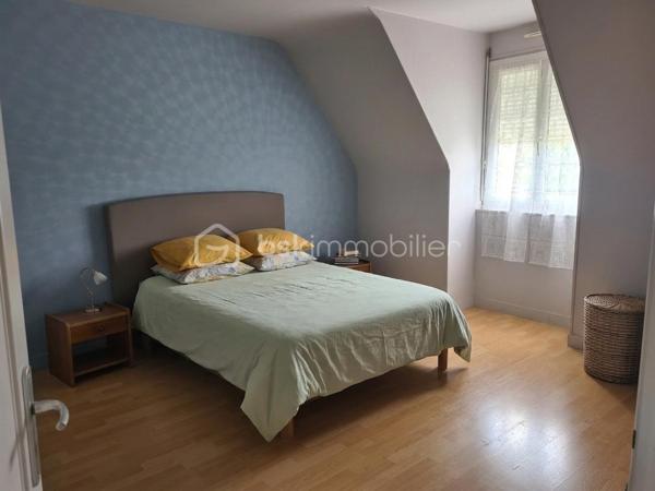 35460 MAEN ROCH- CENTRE BOURG- 

À découvrir sans tarder !
Située dans un environnement agréable, proche de toutes les commodités cette maison mitoyenne d’un seul côté, construite en 1975, offre un cadre de vie confortable et fonctionnel. Bien entretenue et ne nécessitant aucun travaux, elle bénéficie d’une bonne performance énergétique (DPE C).

D’une surface parfaitement agencée, elle se compose :

Au rez-de-chaussée :
Une entrée
Un séjour lumineux avec accès direct au jardin
Une cuisine indépendante aménagée
Une buanderie
Un WC indépendant
Un garage attenant

À l’étage :

Un couloir desservant trois chambres
Une salle d’eau avec WC

La maison est équipée du chauffage au gaz de ville, de fenêtres en double vitrage et est raccordée au tout-à-l’égout.

À l’extérieur, vous profiterez d’un terrain de 545 m², idéal pour les moments en famille, les repas en extérieur ou les projets de jardinage.

Les + :

Maison familiale
3 chambres
Terrain de 545 m²
Garage attenant
Jardin avec accès depuis le séjour
Double vitrage
Chauffage gaz de ville
Tout-à-l’égout
DPE classé C
Aucun travaux à prévoir

Une maison fonctionnelle et prête à vivre, idéale pour une famille à la recherche d’un bien confortable et sans travaux.

À visiter rapidement ! Votre contact Nadège GARAVAGLIA EI  n.garavaglia@bskimmobilier.com  0672628487