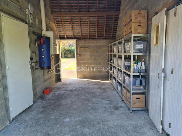35460 MAEN ROCH- CENTRE BOURG- 

À découvrir sans tarder !
Située dans un environnement agréable, proche de toutes les commodités cette maison mitoyenne d’un seul côté, construite en 1975, offre un cadre de vie confortable et fonctionnel. Bien entretenue et ne nécessitant aucun travaux, elle bénéficie d’une bonne performance énergétique (DPE C).

D’une surface parfaitement agencée, elle se compose :

Au rez-de-chaussée :
Une entrée
Un séjour lumineux avec accès direct au jardin
Une cuisine indépendante aménagée
Une buanderie
Un WC indépendant
Un garage attenant

À l’étage :

Un couloir desservant trois chambres
Une salle d’eau avec WC

La maison est équipée du chauffage au gaz de ville, de fenêtres en double vitrage et est raccordée au tout-à-l’égout.

À l’extérieur, vous profiterez d’un terrain de 545 m², idéal pour les moments en famille, les repas en extérieur ou les projets de jardinage.

Les + :

Maison familiale
3 chambres
Terrain de 545 m²
Garage attenant
Jardin avec accès depuis le séjour
Double vitrage
Chauffage gaz de ville
Tout-à-l’égout
DPE classé C
Aucun travaux à prévoir

Une maison fonctionnelle et prête à vivre, idéale pour une famille à la recherche d’un bien confortable et sans travaux.

À visiter rapidement ! Votre contact Nadège GARAVAGLIA EI  n.garavaglia@bskimmobilier.com  0672628487