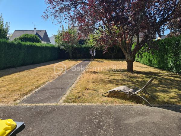 35460 MAEN ROCH- CENTRE BOURG- 

À découvrir sans tarder !
Située dans un environnement agréable, proche de toutes les commodités cette maison mitoyenne d’un seul côté, construite en 1975, offre un cadre de vie confortable et fonctionnel. Bien entretenue et ne nécessitant aucun travaux, elle bénéficie d’une bonne performance énergétique (DPE C).

D’une surface parfaitement agencée, elle se compose :

Au rez-de-chaussée :
Une entrée
Un séjour lumineux avec accès direct au jardin
Une cuisine indépendante aménagée
Une buanderie
Un WC indépendant
Un garage attenant

À l’étage :

Un couloir desservant trois chambres
Une salle d’eau avec WC

La maison est équipée du chauffage au gaz de ville, de fenêtres en double vitrage et est raccordée au tout-à-l’égout.

À l’extérieur, vous profiterez d’un terrain de 545 m², idéal pour les moments en famille, les repas en extérieur ou les projets de jardinage.

Les + :

Maison familiale
3 chambres
Terrain de 545 m²
Garage attenant
Jardin avec accès depuis le séjour
Double vitrage
Chauffage gaz de ville
Tout-à-l’égout
DPE classé C
Aucun travaux à prévoir

Une maison fonctionnelle et prête à vivre, idéale pour une famille à la recherche d’un bien confortable et sans travaux.

À visiter rapidement ! Votre contact Nadège GARAVAGLIA EI  n.garavaglia@bskimmobilier.com  0672628487