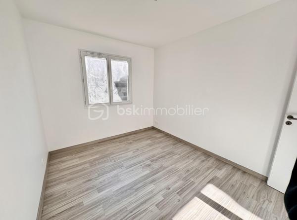 CELINE H IMMOBILIER propose en exclusivité une superbe villa neuve PMR RT 2012
📍 Lens-Lestang (26)

Idéalement située, cette villa neuve de plain-pied, conforme aux normes PMR, séduit par la qualité de sa construction et son agencement fonctionnel, crépie pour la vente.

Elle offre une pièce de vie spacieuse et lumineuse avec cuisine ouverte, 3 belles chambres, une salle d’eau moderne et accessible PMR, ainsi qu’une buanderie et un garage de plus de 30 m2.
Implantée sur un terrain plat et agréable d’environ 650 m², cette propriété constitue un cadre de vie idéal, alliant confort, accessibilité et modernité.
🔹 Construction récente
🔹 Prestations actuelles
🔹 Accessibilité totale PMR
🔹 Secteur calme et recherché
🔹 chauffage au sol (pompe à chaleur)

Bien rare sur le secteur – À découvrir sans tarder.

Céline 07 49 46 74 26
Vincent 06 33 50 28 68
