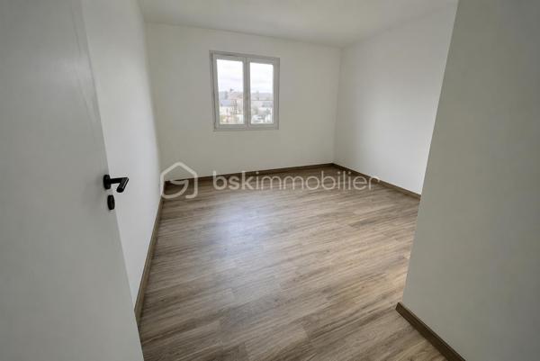 CELINE H IMMOBILIER propose en exclusivité une superbe villa neuve PMR RT 2012
📍 Lens-Lestang (26)

Idéalement située, cette villa neuve de plain-pied, conforme aux normes PMR, séduit par la qualité de sa construction et son agencement fonctionnel, crépie pour la vente.

Elle offre une pièce de vie spacieuse et lumineuse avec cuisine ouverte, 3 belles chambres, une salle d’eau moderne et accessible PMR, ainsi qu’une buanderie et un garage de plus de 30 m2.
Implantée sur un terrain plat et agréable d’environ 650 m², cette propriété constitue un cadre de vie idéal, alliant confort, accessibilité et modernité.
🔹 Construction récente
🔹 Prestations actuelles
🔹 Accessibilité totale PMR
🔹 Secteur calme et recherché
🔹 chauffage au sol (pompe à chaleur)

Bien rare sur le secteur – À découvrir sans tarder.

Céline 07 49 46 74 26
Vincent 06 33 50 28 68