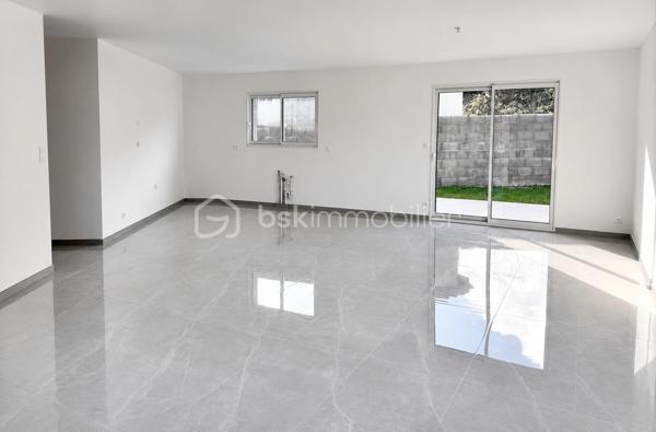 CELINE H IMMOBILIER propose en exclusivité une superbe villa neuve PMR RT 2012
📍 Lens-Lestang (26)

Idéalement située, cette villa neuve de plain-pied, conforme aux normes PMR, séduit par la qualité de sa construction et son agencement fonctionnel, crépie pour la vente.

Elle offre une pièce de vie spacieuse et lumineuse avec cuisine ouverte, 3 belles chambres, une salle d’eau moderne et accessible PMR, ainsi qu’une buanderie et un garage de plus de 30 m2.
Implantée sur un terrain plat et agréable d’environ 650 m², cette propriété constitue un cadre de vie idéal, alliant confort, accessibilité et modernité.
🔹 Construction récente
🔹 Prestations actuelles
🔹 Accessibilité totale PMR
🔹 Secteur calme et recherché
🔹 chauffage au sol (pompe à chaleur)

Bien rare sur le secteur – À découvrir sans tarder.

Céline 07 49 46 74 26
Vincent 06 33 50 28 68