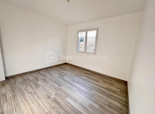CELINE H IMMOBILIER propose en exclusivité une superbe villa neuve PMR RT 2012
📍 Lens-Lestang (26)

Idéalement située, cette villa neuve de plain-pied, conforme aux normes PMR, séduit par la qualité de sa construction et son agencement fonctionnel, crépie pour la vente.

Elle offre une pièce de vie spacieuse et lumineuse avec cuisine ouverte, 3 belles chambres, une salle d’eau moderne et accessible PMR, ainsi qu’une buanderie et un garage de plus de 30 m2.
Implantée sur un terrain plat et agréable d’environ 650 m², cette propriété constitue un cadre de vie idéal, alliant confort, accessibilité et modernité.
🔹 Construction récente
🔹 Prestations actuelles
🔹 Accessibilité totale PMR
🔹 Secteur calme et recherché
🔹 chauffage au sol (pompe à chaleur)

Bien rare sur le secteur – À découvrir sans tarder.

Céline 07 49 46 74 26
Vincent 06 33 50 28 68