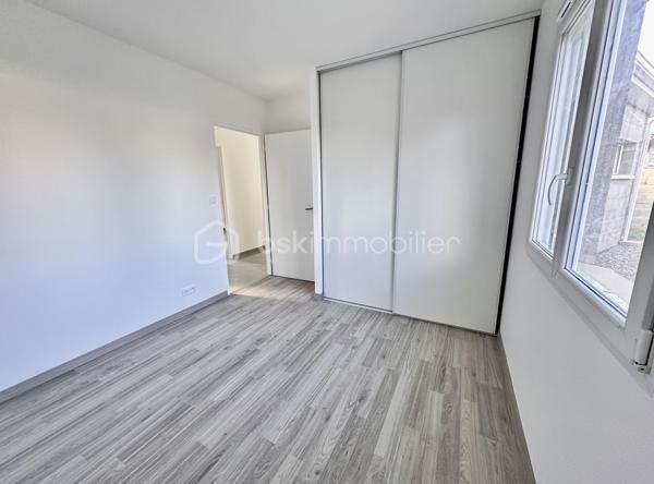 CELINE H IMMOBILIER propose en exclusivité une superbe villa neuve PMR RT 2012
📍 Lens-Lestang (26)

Idéalement située, cette villa neuve de plain-pied, conforme aux normes PMR, séduit par la qualité de sa construction et son agencement fonctionnel, crépie pour la vente.

Elle offre une pièce de vie spacieuse et lumineuse avec cuisine ouverte, 3 belles chambres, une salle d’eau moderne et accessible PMR, ainsi qu’une buanderie et un garage de plus de 30 m2.
Implantée sur un terrain plat et agréable d’environ 650 m², cette propriété constitue un cadre de vie idéal, alliant confort, accessibilité et modernité.
🔹 Construction récente
🔹 Prestations actuelles
🔹 Accessibilité totale PMR
🔹 Secteur calme et recherché
🔹 chauffage au sol (pompe à chaleur)

Bien rare sur le secteur – À découvrir sans tarder.

Céline 07 49 46 74 26
Vincent 06 33 50 28 68