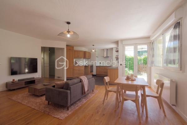 COUP DE CŒUR – Situé à Poisy dans un environnement calme et verdoyant, à seulement quelques minutes d’Annecy, appartement familial de 4 pièces (81,41 m² Carrez) entièrement rénové en rez-de-jardin.

Les extérieurs : 
Profitez d’une belle terrasse exposée Sud/Ouest et d’un jardin privatif sans vis-à-vis de 125 m² environ, agrémenté de bacs pour potager.
Intérieur :
•	Entrée avec placards aménagés et dégagement 
•	Cuisine entièrement équipée ouverte sur une lumineuse pièce de vie (30,58 m²) avec accès direct terrasse/jardin
•	3 chambres confortables, salle d’eau moderne avec douche, WC indépendant 

Annexes & Prestations :
•	Une cave privative, places de parking libres dans la copropriété
•	Un garage sécurisé en sous-sol (13,13 m²) en supplément

Informations techniques :
•	Chauffage individuel au gaz à condensation (installé en 2016) avec radiateurs à robinets thermostatiques
•	Ventilation VMC double/auto-réglable
•	Copropriété de 29 lots principaux – Aucune procédure en cours
•	Charges de copropriété : ~113 € / mois (1 360 € / an)

Idéal pour une famille en quête de calme à deux pas du bassin annécien. Contactez-moi rapidement pour organiser une visite !
