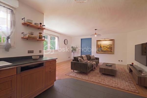 COUP DE CŒUR – Situé à Poisy dans un environnement calme et verdoyant, à seulement quelques minutes d’Annecy, appartement familial de 4 pièces (81,41 m² Carrez) entièrement rénové en rez-de-jardin.

Les extérieurs : 
Profitez d’une belle terrasse exposée Sud/Ouest et d’un jardin privatif sans vis-à-vis de 125 m² environ, agrémenté de bacs pour potager.
Intérieur :
•	Entrée avec placards aménagés et dégagement 
•	Cuisine entièrement équipée ouverte sur une lumineuse pièce de vie (30,58 m²) avec accès direct terrasse/jardin
•	3 chambres confortables, salle d’eau moderne avec douche, WC indépendant 

Annexes & Prestations :
•	Une cave privative, places de parking libres dans la copropriété
•	Un garage sécurisé en sous-sol (13,13 m²) en supplément

Informations techniques :
•	Chauffage individuel au gaz à condensation (installé en 2016) avec radiateurs à robinets thermostatiques
•	Ventilation VMC double/auto-réglable
•	Copropriété de 29 lots principaux – Aucune procédure en cours
•	Charges de copropriété : ~113 € / mois (1 360 € / an)

Idéal pour une famille en quête de calme à deux pas du bassin annécien. Contactez-moi rapidement pour organiser une visite !