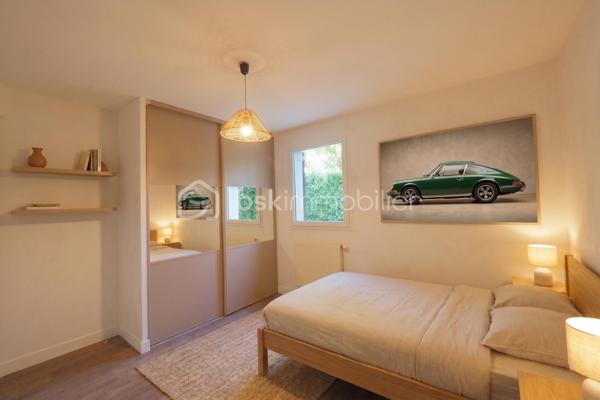 COUP DE CŒUR – Situé à Poisy dans un environnement calme et verdoyant, à seulement quelques minutes d’Annecy, appartement familial de 4 pièces (81,41 m² Carrez) entièrement rénové en rez-de-jardin.

Les extérieurs : 
Profitez d’une belle terrasse exposée Sud/Ouest et d’un jardin privatif sans vis-à-vis de 125 m² environ, agrémenté de bacs pour potager.
Intérieur :
•	Entrée avec placards aménagés et dégagement 
•	Cuisine entièrement équipée ouverte sur une lumineuse pièce de vie (30,58 m²) avec accès direct terrasse/jardin
•	3 chambres confortables, salle d’eau moderne avec douche, WC indépendant 

Annexes & Prestations :
•	Une cave privative, places de parking libres dans la copropriété
•	Un garage sécurisé en sous-sol (13,13 m²) en supplément

Informations techniques :
•	Chauffage individuel au gaz à condensation (installé en 2016) avec radiateurs à robinets thermostatiques
•	Ventilation VMC double/auto-réglable
•	Copropriété de 29 lots principaux – Aucune procédure en cours
•	Charges de copropriété : ~113 € / mois (1 360 € / an)

Idéal pour une famille en quête de calme à deux pas du bassin annécien. Contactez-moi rapidement pour organiser une visite !