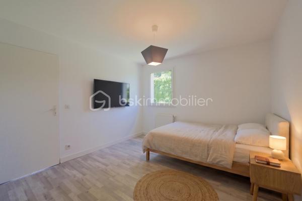 COUP DE CŒUR – Situé à Poisy dans un environnement calme et verdoyant, à seulement quelques minutes d’Annecy, appartement familial de 4 pièces (81,41 m² Carrez) entièrement rénové en rez-de-jardin.

Les extérieurs : 
Profitez d’une belle terrasse exposée Sud/Ouest et d’un jardin privatif sans vis-à-vis de 125 m² environ, agrémenté de bacs pour potager.
Intérieur :
•	Entrée avec placards aménagés et dégagement 
•	Cuisine entièrement équipée ouverte sur une lumineuse pièce de vie (30,58 m²) avec accès direct terrasse/jardin
•	3 chambres confortables, salle d’eau moderne avec douche, WC indépendant 

Annexes & Prestations :
•	Une cave privative, places de parking libres dans la copropriété
•	Un garage sécurisé en sous-sol (13,13 m²) en supplément

Informations techniques :
•	Chauffage individuel au gaz à condensation (installé en 2016) avec radiateurs à robinets thermostatiques
•	Ventilation VMC double/auto-réglable
•	Copropriété de 29 lots principaux – Aucune procédure en cours
•	Charges de copropriété : ~113 € / mois (1 360 € / an)

Idéal pour une famille en quête de calme à deux pas du bassin annécien. Contactez-moi rapidement pour organiser une visite !