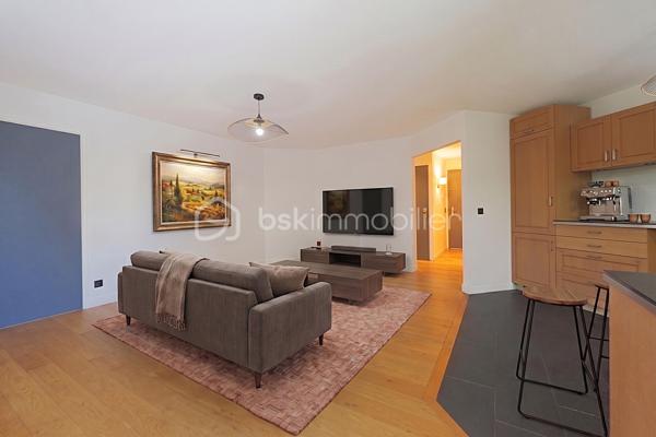 COUP DE CŒUR – Situé à Poisy dans un environnement calme et verdoyant, à seulement quelques minutes d’Annecy, appartement familial de 4 pièces (81,41 m² Carrez) entièrement rénové en rez-de-jardin.

Les extérieurs : 
Profitez d’une belle terrasse exposée Sud/Ouest et d’un jardin privatif sans vis-à-vis de 125 m² environ, agrémenté de bacs pour potager.
Intérieur :
•	Entrée avec placards aménagés et dégagement 
•	Cuisine entièrement équipée ouverte sur une lumineuse pièce de vie (30,58 m²) avec accès direct terrasse/jardin
•	3 chambres confortables, salle d’eau moderne avec douche, WC indépendant 

Annexes & Prestations :
•	Une cave privative, places de parking libres dans la copropriété
•	Un garage sécurisé en sous-sol (13,13 m²) en supplément

Informations techniques :
•	Chauffage individuel au gaz à condensation (installé en 2016) avec radiateurs à robinets thermostatiques
•	Ventilation VMC double/auto-réglable
•	Copropriété de 29 lots principaux – Aucune procédure en cours
•	Charges de copropriété : ~113 € / mois (1 360 € / an)

Idéal pour une famille en quête de calme à deux pas du bassin annécien. Contactez-moi rapidement pour organiser une visite !