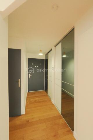 COUP DE CŒUR – Situé à Poisy dans un environnement calme et verdoyant, à seulement quelques minutes d’Annecy, appartement familial de 4 pièces (81,41 m² Carrez) entièrement rénové en rez-de-jardin.

Les extérieurs : 
Profitez d’une belle terrasse exposée Sud/Ouest et d’un jardin privatif sans vis-à-vis de 125 m² environ, agrémenté de bacs pour potager.
Intérieur :
•	Entrée avec placards aménagés et dégagement 
•	Cuisine entièrement équipée ouverte sur une lumineuse pièce de vie (30,58 m²) avec accès direct terrasse/jardin
•	3 chambres confortables, salle d’eau moderne avec douche, WC indépendant 

Annexes & Prestations :
•	Une cave privative, places de parking libres dans la copropriété
•	Un garage sécurisé en sous-sol (13,13 m²) en supplément

Informations techniques :
•	Chauffage individuel au gaz à condensation (installé en 2016) avec radiateurs à robinets thermostatiques
•	Ventilation VMC double/auto-réglable
•	Copropriété de 29 lots principaux – Aucune procédure en cours
•	Charges de copropriété : ~113 € / mois (1 360 € / an)

Idéal pour une famille en quête de calme à deux pas du bassin annécien. Contactez-moi rapidement pour organiser une visite !