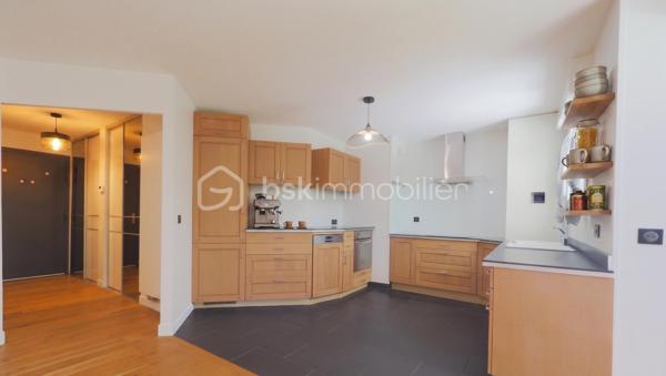 COUP DE CŒUR – Situé à Poisy dans un environnement calme et verdoyant, à seulement quelques minutes d’Annecy, appartement familial de 4 pièces (81,41 m² Carrez) entièrement rénové en rez-de-jardin.

Les extérieurs : 
Profitez d’une belle terrasse exposée Sud/Ouest et d’un jardin privatif sans vis-à-vis de 125 m² environ, agrémenté de bacs pour potager.
Intérieur :
•	Entrée avec placards aménagés et dégagement 
•	Cuisine entièrement équipée ouverte sur une lumineuse pièce de vie (30,58 m²) avec accès direct terrasse/jardin
•	3 chambres confortables, salle d’eau moderne avec douche, WC indépendant 

Annexes & Prestations :
•	Une cave privative, places de parking libres dans la copropriété
•	Un garage sécurisé en sous-sol (13,13 m²) en supplément

Informations techniques :
•	Chauffage individuel au gaz à condensation (installé en 2016) avec radiateurs à robinets thermostatiques
•	Ventilation VMC double/auto-réglable
•	Copropriété de 29 lots principaux – Aucune procédure en cours
•	Charges de copropriété : ~113 € / mois (1 360 € / an)

Idéal pour une famille en quête de calme à deux pas du bassin annécien. Contactez-moi rapidement pour organiser une visite !