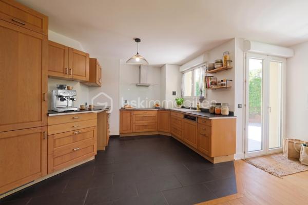 COUP DE CŒUR – Situé à Poisy dans un environnement calme et verdoyant, à seulement quelques minutes d’Annecy, appartement familial de 4 pièces (81,41 m² Carrez) entièrement rénové en rez-de-jardin.

Les extérieurs : 
Profitez d’une belle terrasse exposée Sud/Ouest et d’un jardin privatif sans vis-à-vis de 125 m² environ, agrémenté de bacs pour potager.
Intérieur :
•	Entrée avec placards aménagés et dégagement 
•	Cuisine entièrement équipée ouverte sur une lumineuse pièce de vie (30,58 m²) avec accès direct terrasse/jardin
•	3 chambres confortables, salle d’eau moderne avec douche, WC indépendant 

Annexes & Prestations :
•	Une cave privative, places de parking libres dans la copropriété
•	Un garage sécurisé en sous-sol (13,13 m²) en supplément

Informations techniques :
•	Chauffage individuel au gaz à condensation (installé en 2016) avec radiateurs à robinets thermostatiques
•	Ventilation VMC double/auto-réglable
•	Copropriété de 29 lots principaux – Aucune procédure en cours
•	Charges de copropriété : ~113 € / mois (1 360 € / an)

Idéal pour une famille en quête de calme à deux pas du bassin annécien. Contactez-moi rapidement pour organiser une visite !