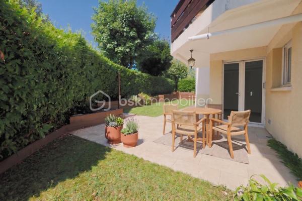COUP DE CŒUR – Situé à Poisy dans un environnement calme et verdoyant, à seulement quelques minutes d’Annecy, appartement familial de 4 pièces (81,41 m² Carrez) entièrement rénové en rez-de-jardin.

Les extérieurs : 
Profitez d’une belle terrasse exposée Sud/Ouest et d’un jardin privatif sans vis-à-vis de 125 m² environ, agrémenté de bacs pour potager.
Intérieur :
•	Entrée avec placards aménagés et dégagement 
•	Cuisine entièrement équipée ouverte sur une lumineuse pièce de vie (30,58 m²) avec accès direct terrasse/jardin
•	3 chambres confortables, salle d’eau moderne avec douche, WC indépendant 

Annexes & Prestations :
•	Une cave privative, places de parking libres dans la copropriété
•	Un garage sécurisé en sous-sol (13,13 m²) en supplément

Informations techniques :
•	Chauffage individuel au gaz à condensation (installé en 2016) avec radiateurs à robinets thermostatiques
•	Ventilation VMC double/auto-réglable
•	Copropriété de 29 lots principaux – Aucune procédure en cours
•	Charges de copropriété : ~113 € / mois (1 360 € / an)

Idéal pour une famille en quête de calme à deux pas du bassin annécien. Contactez-moi rapidement pour organiser une visite !