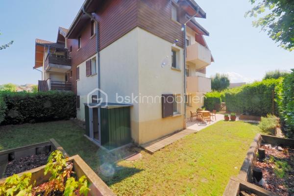 COUP DE CŒUR – Situé à Poisy dans un environnement calme et verdoyant, à seulement quelques minutes d’Annecy, appartement familial de 4 pièces (81,41 m² Carrez) entièrement rénové en rez-de-jardin.

Les extérieurs : 
Profitez d’une belle terrasse exposée Sud/Ouest et d’un jardin privatif sans vis-à-vis de 125 m² environ, agrémenté de bacs pour potager.
Intérieur :
•	Entrée avec placards aménagés et dégagement 
•	Cuisine entièrement équipée ouverte sur une lumineuse pièce de vie (30,58 m²) avec accès direct terrasse/jardin
•	3 chambres confortables, salle d’eau moderne avec douche, WC indépendant 

Annexes & Prestations :
•	Une cave privative, places de parking libres dans la copropriété
•	Un garage sécurisé en sous-sol (13,13 m²) en supplément

Informations techniques :
•	Chauffage individuel au gaz à condensation (installé en 2016) avec radiateurs à robinets thermostatiques
•	Ventilation VMC double/auto-réglable
•	Copropriété de 29 lots principaux – Aucune procédure en cours
•	Charges de copropriété : ~113 € / mois (1 360 € / an)

Idéal pour une famille en quête de calme à deux pas du bassin annécien. Contactez-moi rapidement pour organiser une visite !