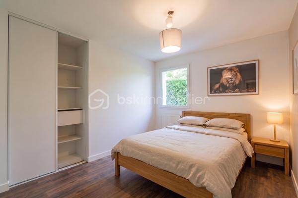 COUP DE CŒUR – Situé à Poisy dans un environnement calme et verdoyant, à seulement quelques minutes d’Annecy, appartement familial de 4 pièces (81,41 m² Carrez) entièrement rénové en rez-de-jardin.

Les extérieurs : 
Profitez d’une belle terrasse exposée Sud/Ouest et d’un jardin privatif sans vis-à-vis de 125 m² environ, agrémenté de bacs pour potager.
Intérieur :
•	Entrée avec placards aménagés et dégagement 
•	Cuisine entièrement équipée ouverte sur une lumineuse pièce de vie (30,58 m²) avec accès direct terrasse/jardin
•	3 chambres confortables, salle d’eau moderne avec douche, WC indépendant 

Annexes & Prestations :
•	Une cave privative, places de parking libres dans la copropriété
•	Un garage sécurisé en sous-sol (13,13 m²) en supplément

Informations techniques :
•	Chauffage individuel au gaz à condensation (installé en 2016) avec radiateurs à robinets thermostatiques
•	Ventilation VMC double/auto-réglable
•	Copropriété de 29 lots principaux – Aucune procédure en cours
•	Charges de copropriété : ~113 € / mois (1 360 € / an)

Idéal pour une famille en quête de calme à deux pas du bassin annécien. Contactez-moi rapidement pour organiser une visite !