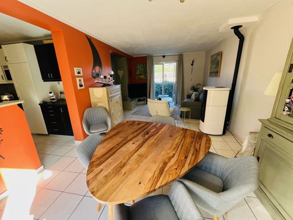 Villars (84400) Charmante maison traversante à deux pas du centre du village