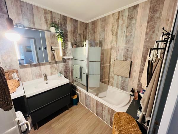 Villars (84400) Charmante maison traversante à deux pas du centre du village