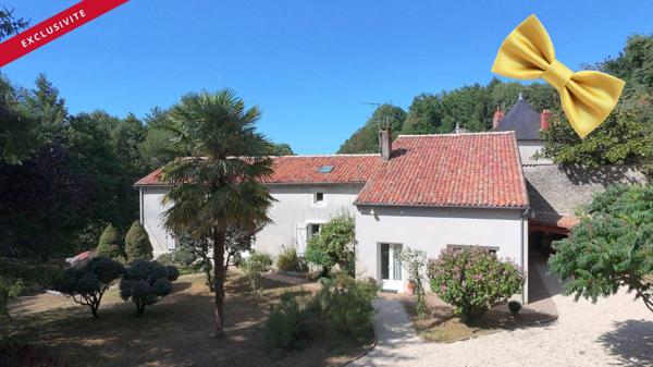 Maison ancienne en pierre de 276 m²  Coeur de Civray