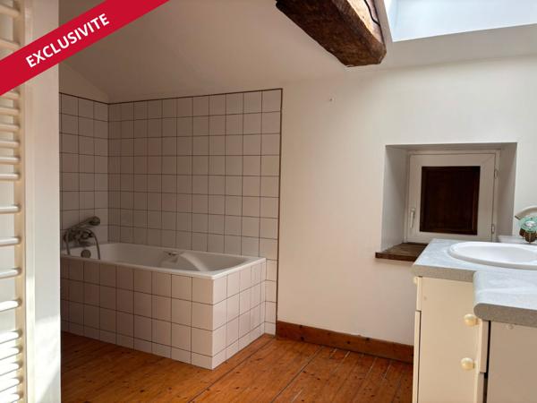 Maison ancienne en pierre de 276 m²  Coeur de Civray