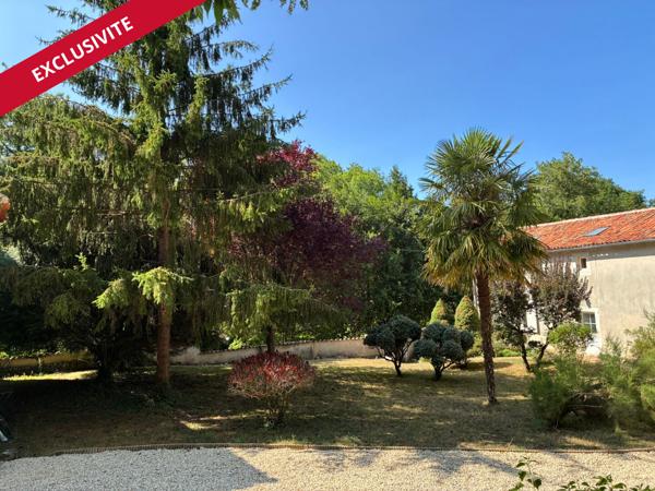 Maison ancienne en pierre de 276 m²  Coeur de Civray